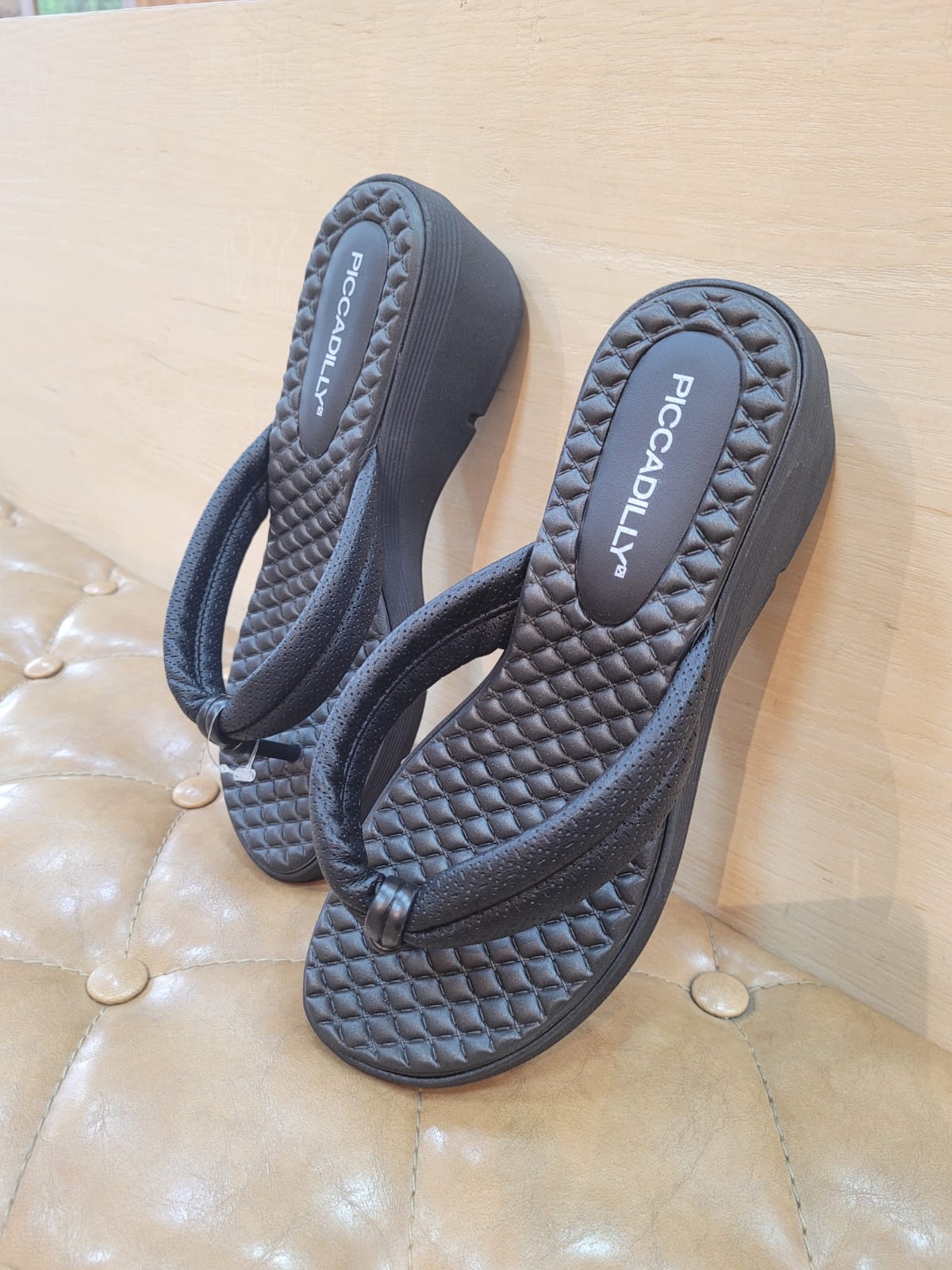 Chinelo Anabela Médio Preto Piccadilly