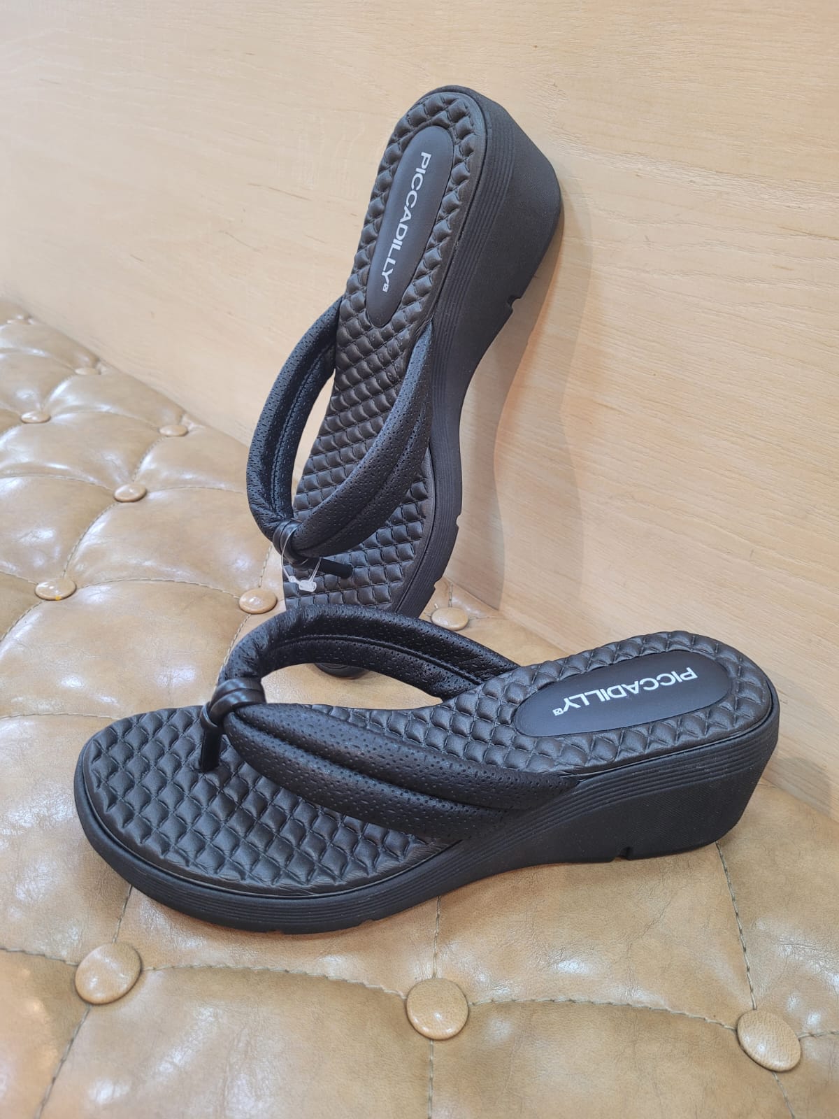 Chinelo Anabela Médio Preto Piccadilly - Imagem 2