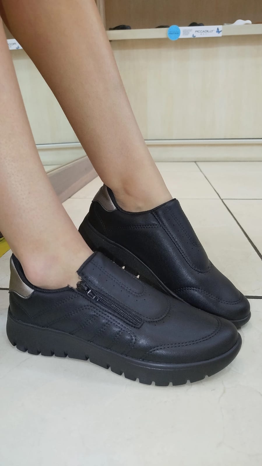Tênis Vicky Salto Baixo Preto com Pewter Piccadilly