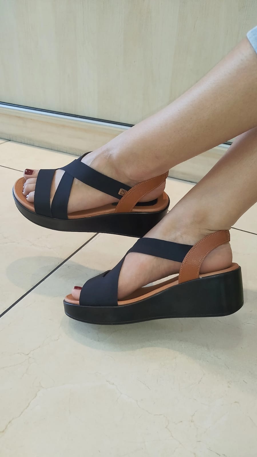 Sandália Anabela Médio Preto com Ocre Piccadilly